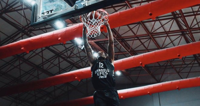 Anadolu Efes, Kızılyıldız karşısında