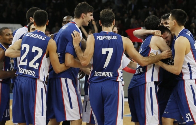 Anadolu Efes, Laboral deplasmanında 