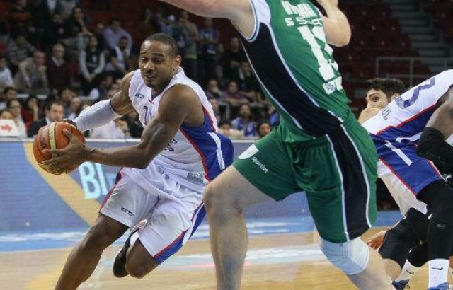 Anadolu Efes, lider Daçka'ya dur dedi