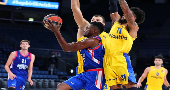 Anadolu Efes, Maccabi'yi geçti