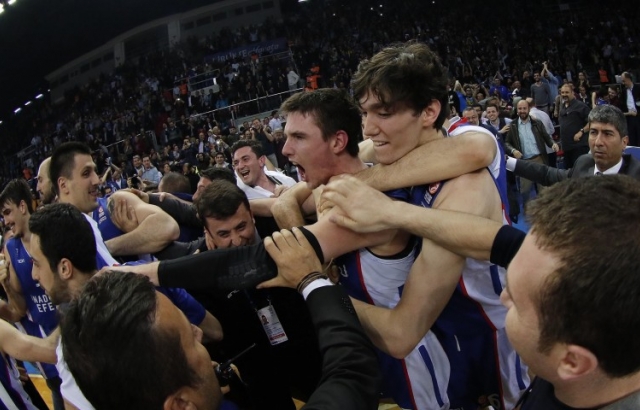 Anadolu Efes pes etmedi