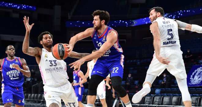 Anadolu Efes, Real Madrid deplasmanında