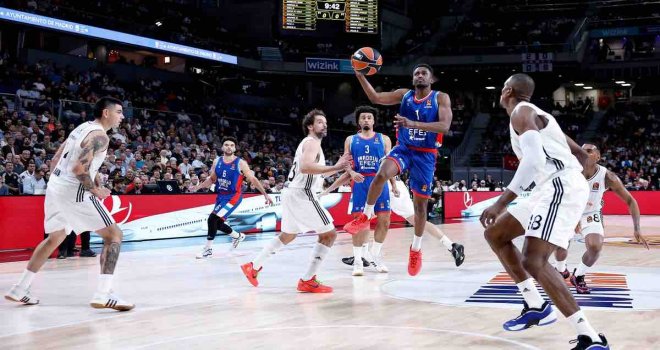 Anadolu Efes, Real Madrid'i devirdi