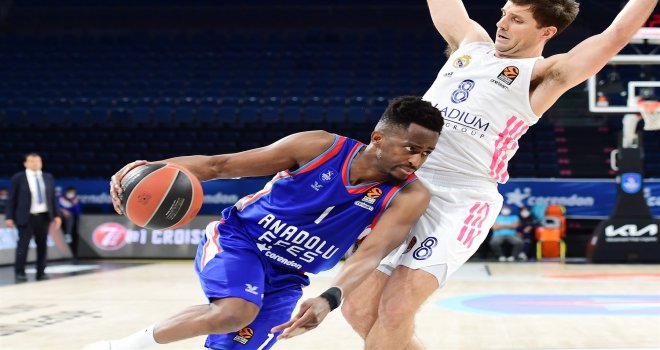 Anadolu Efes, Real'i ezdi geçti