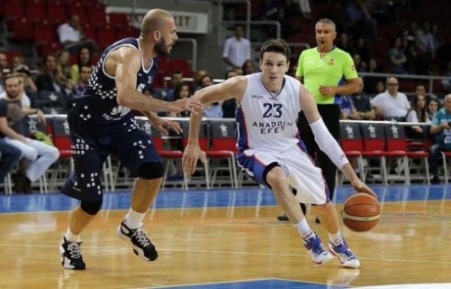 Anadolu Efes seride 1-0 öne geçti
