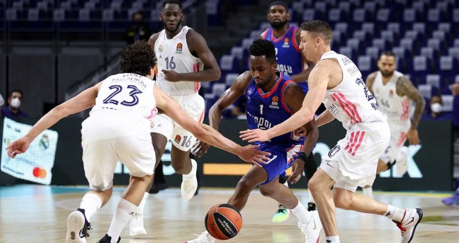 Anadolu Efes son çeyrekte yine durdu...