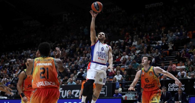 Anadolu Efes son periyotta durdu