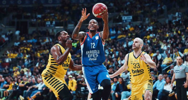 Anadolu Efes son saniyede seriyi eşitledi