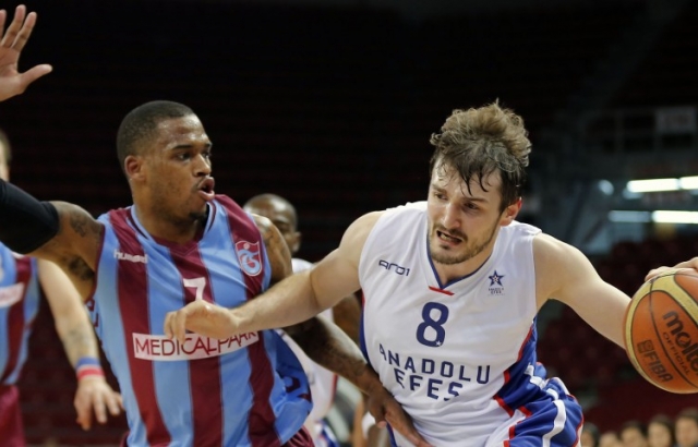Anadolu Efes yarı finale farklı başladı