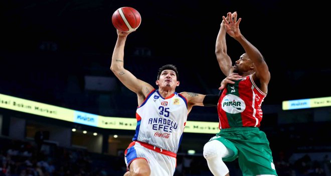 Anadolu Efes yarı finale farklı başladı