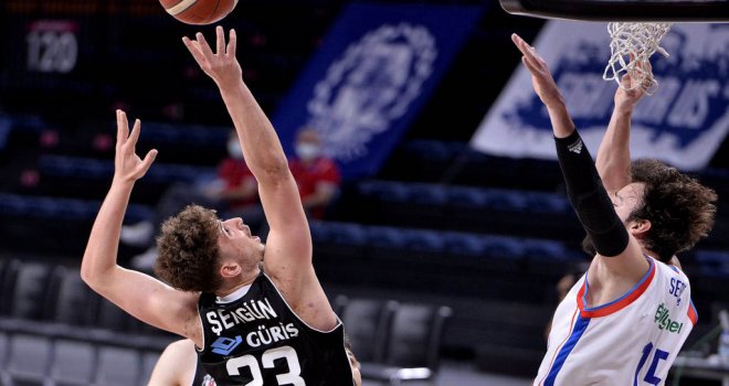 Anadolu Efes yarı finale galibiyetle başladı