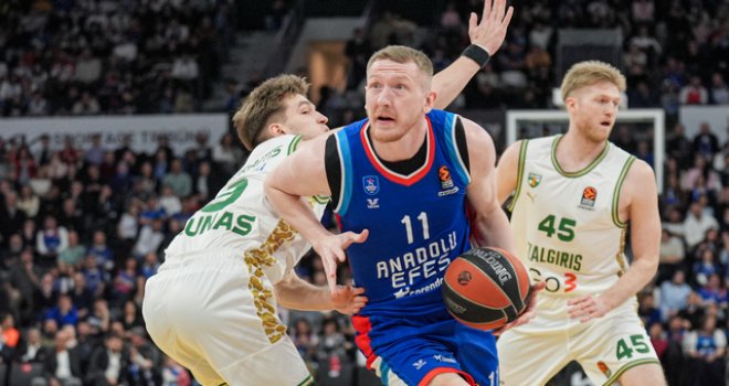 Anadolu Efes, Zalgiris'i yendi Play-off'a kaldı