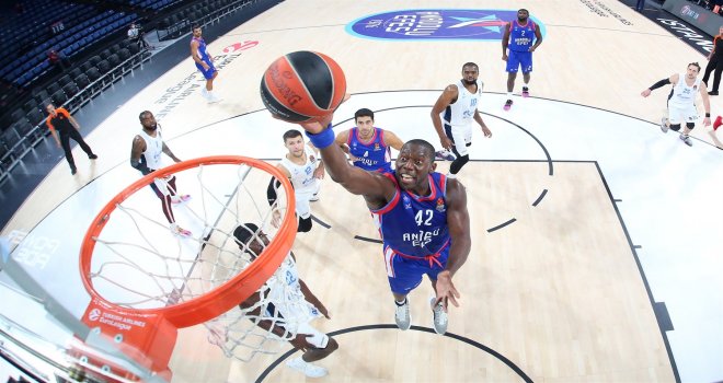 Anadolu Efes, Zenit deplasmanında
