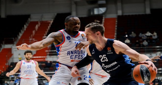 Anadolu Efes, Zenit'i yine yenemedi