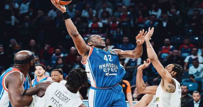 Anadolu Efes'e evinde Partizan şoku