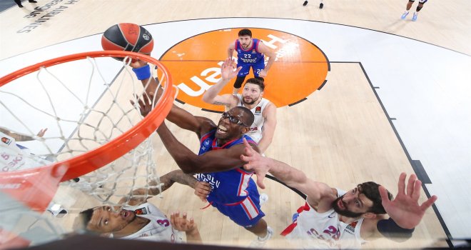 Anadolu Efes'ten CSKA'ya 30 fark