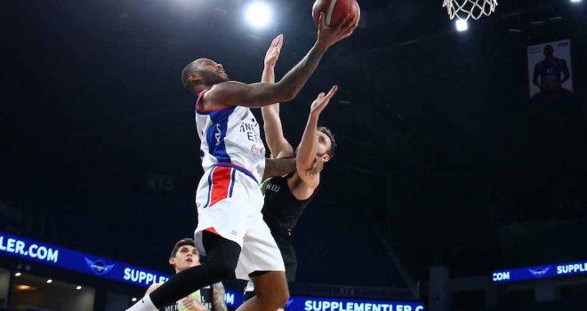 Anadolu Efes'ten farklı galibiyet