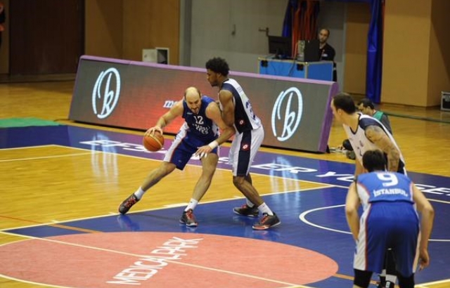 Anadolu Efes'ten İstanbul Büyükşehir'e 42 fark