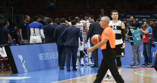 Anadolu Efes'e -3 puan cezası...
