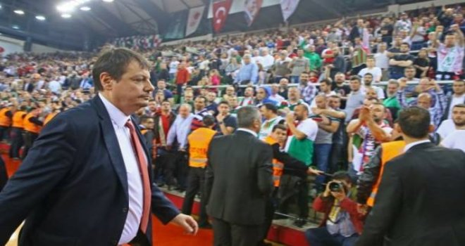 Ataman: Önce ahlaklı olsunlar sonra gelip maç izlesinler