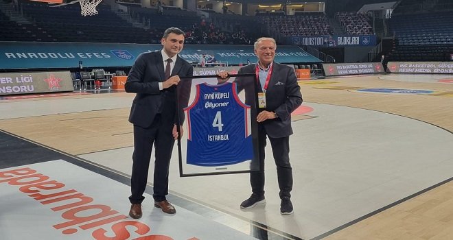 Avni Küpeli'ye Anadolu Efes'ten ödül...