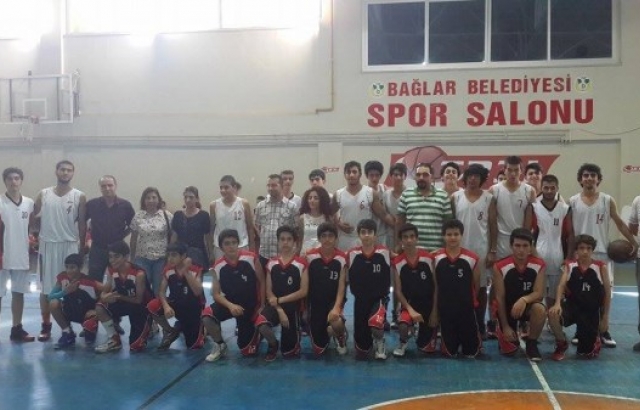 Bağlar Belediye yaz spor okulu çalışmalarına devam ediyor