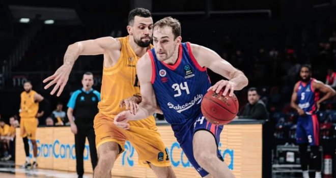 Bahçeşehir Koleji Cavanaugh ile yeniledi