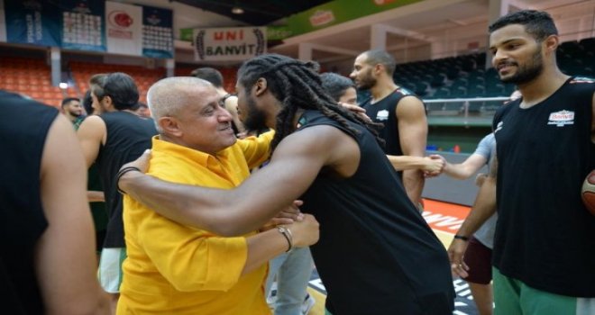 Banvit ailesi salonda bayramlaştı...