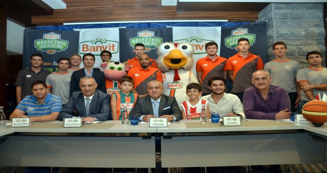 Banvit Basketbol Akademi?nin tanıtım toplantısı İzmir'de yapıldı