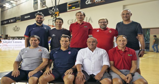 Banvit eski antrenörleriyle bir arada...