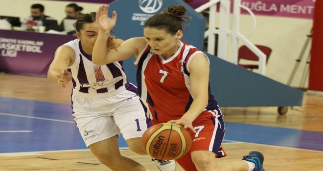 Bayraklı Belediyespor'un kaptanı 2 dalda kraliçe