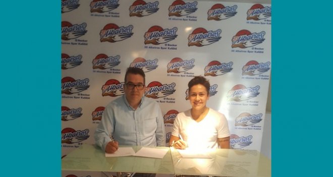 Becker 35 Albatros ilk imzayı İlsu Darıcıoğlu?na attırdı