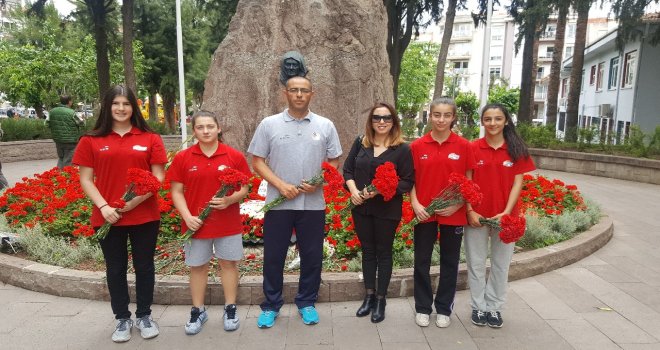 Becker'in kızları Zübeyde Ana'nın huzurunda