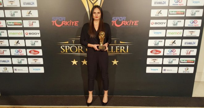 Beşiktaşlı Mehtap Karabilecen?e ''Yılın Kadın Basketbolcusu'' ödülü