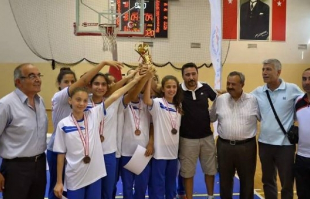 Beton zeminden Türkiye Üçüncülüğü'ne...