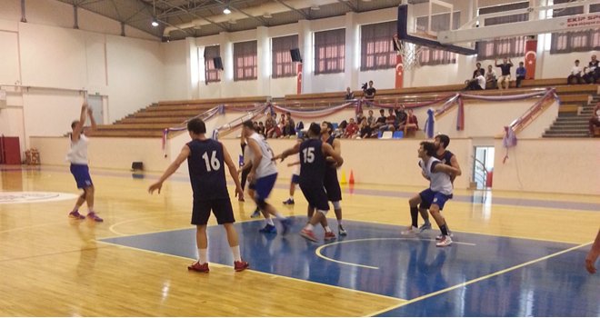 Bir İnegöl Belediyespor, bir Karesi Basketbol