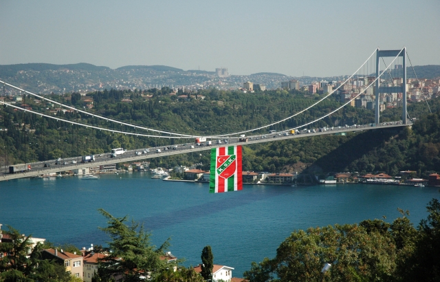 Boğaza 100 metrelik Kaf Kaf bayrağı