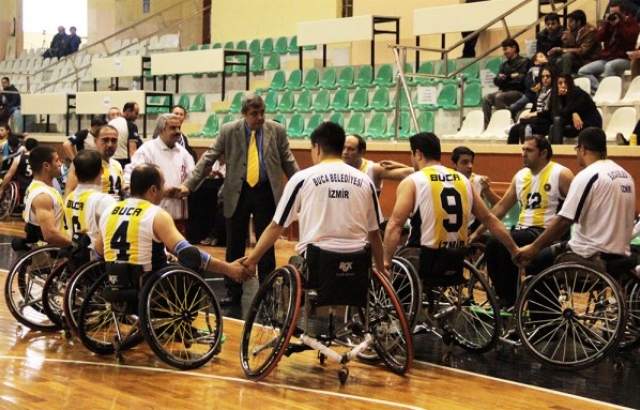 Buca Belediye Spor İzmir Derbisi'nden 100'ünün akıyla çıktı