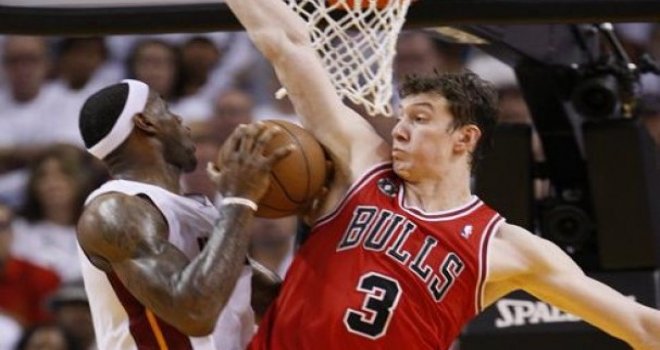 Bulls, Ömer Aşık'ı serbest bıraktı