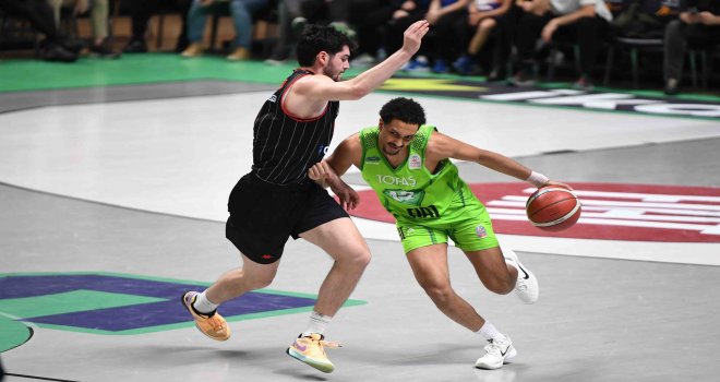 Bursa'da kazanan Manisa Basket