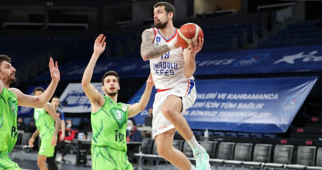 Çekişmeli maçın galibi Anadolu Efes
