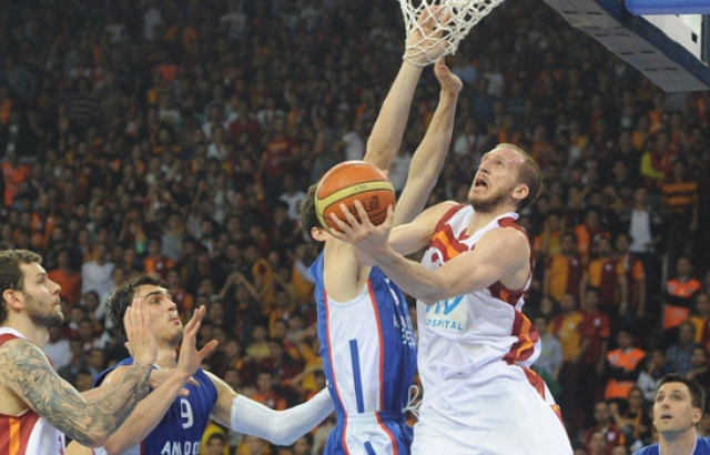 Çekişmeli maçın galibi Galatasaray