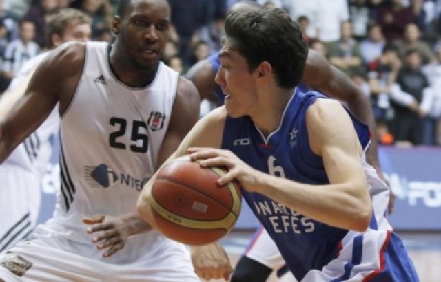 Çekişmeli maçta Anadolu Efes güldü