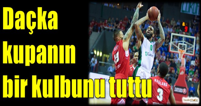 Daçka kupanın bir kulbunu tuttu