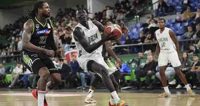 Darüşşafaka son periyotta farka gitti