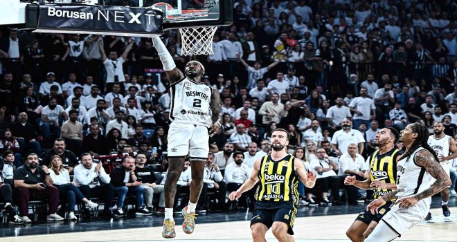 Derbide Beşiktaş, Fenerbahçe'yi devirdi