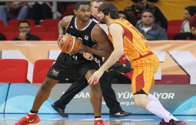 Derbide Galatasaray'ın "100"ü güldü