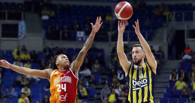 Derbiyi Fenerbahçe farklı kazandı