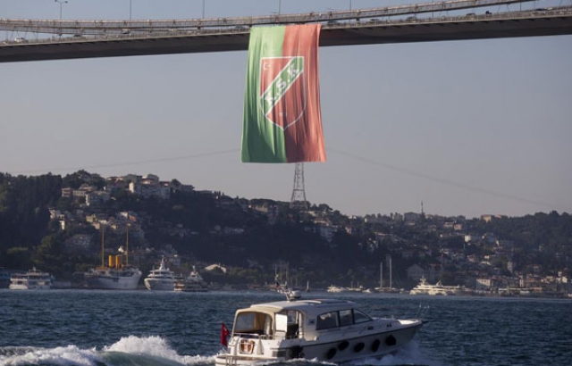 Dev Karşıyaka bayrağı Boğaz Köprüsü'nde