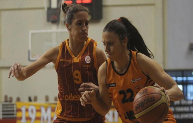 Dişi Aslanlar son kozlarını oynuyor...